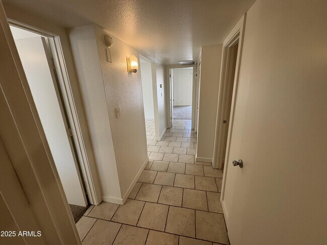 Building Photo - 1538 E Palmdale Dr