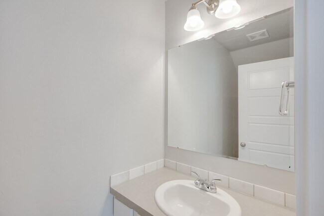 Building Photo - Beautiful, Modern 2 Bedroom Cottage Availa...