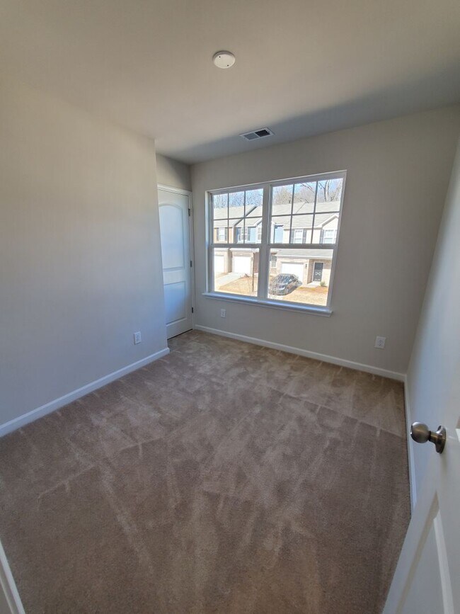 Building Photo - 3 bedroom townhome in university
