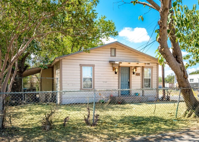 Building Photo - RENOVATED 2-BEDROOM HOME IN GOVERNMENT HILL