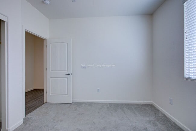 Building Photo - 495 Daffodil Dr