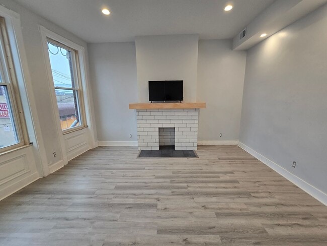 Building Photo - Beautifully Remodeled 3 Bedroom With Rooftop Deck - Downtown Sharpsburg