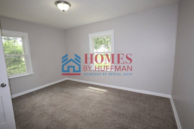 Building Photo - Three Bedroom House | Large Backyard