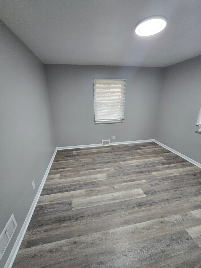 Building Photo - 1820 Oakwood Ave