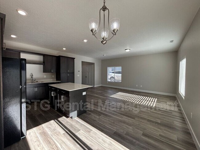 Building Photo - 1509 W Topaz Dr