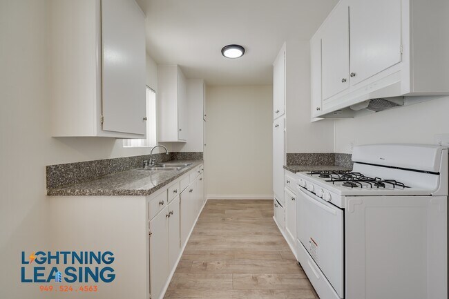 Building Photo - 5130 1/2 Yarmouth-25D
