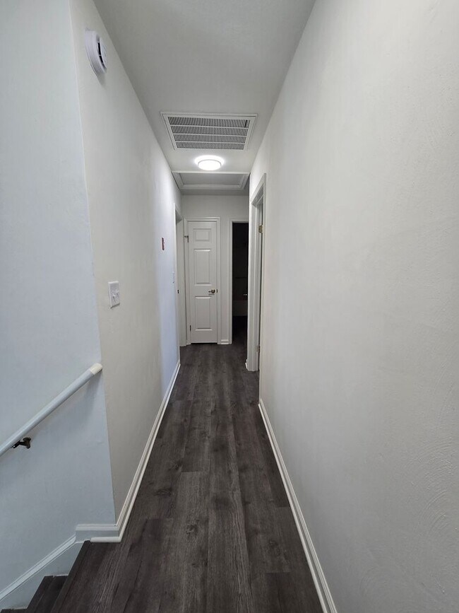 Building Photo - Beautifully renovated 4 bedroom home in Vi...