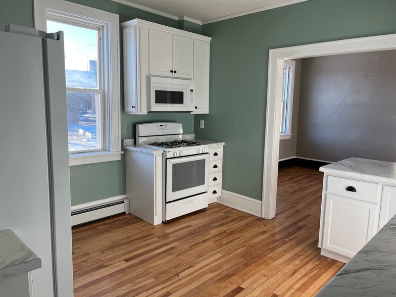 Kitchen Range - 415 E Saint Germain St