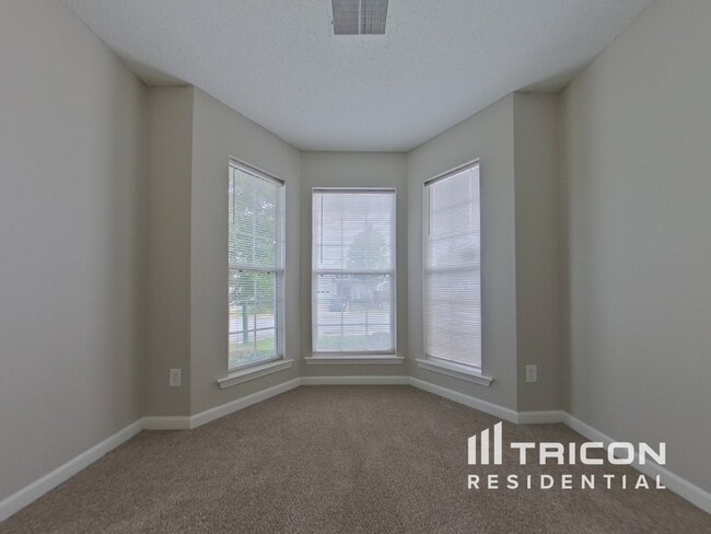 Building Photo - 819 Chablis Dr
