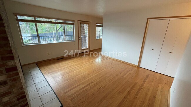 Building Photo - **$500 off** 2BD I 1BA + Parking - SW PDX