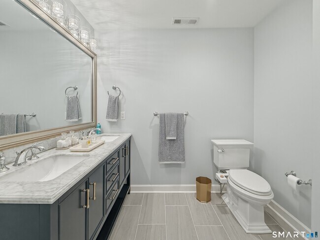 Building Photo - 570 Danbury Rd