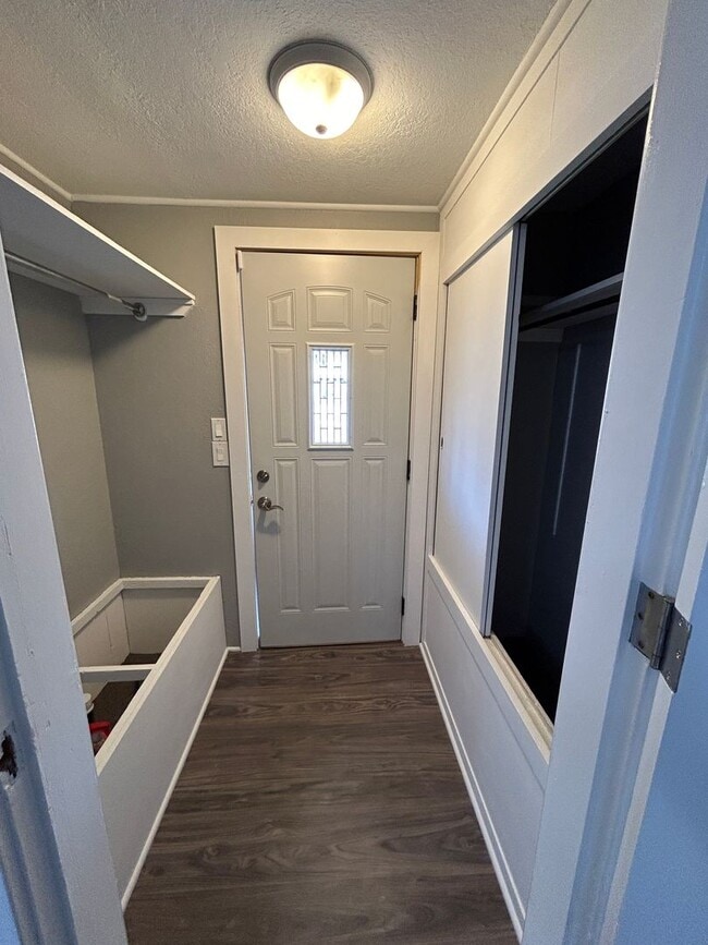 Building Photo - Charming 3 bedroom House