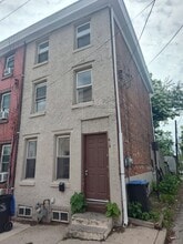 Building Photo - 613 Walnut St