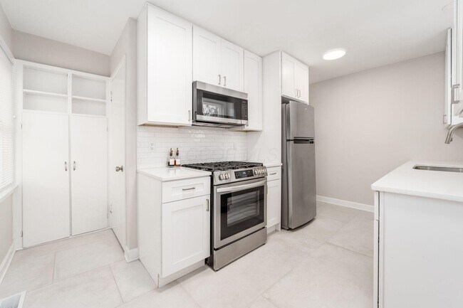 Building Photo - 884 S Chesterfield Rd