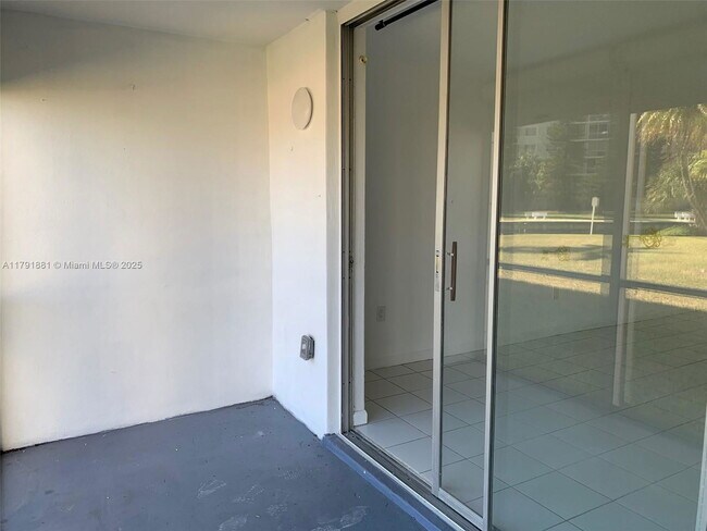 Building Photo - 2859 Leonard Dr