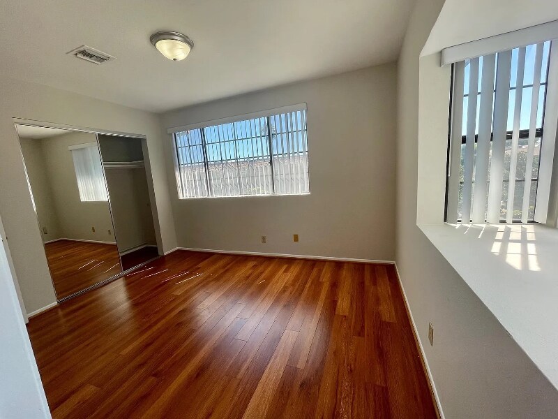 Building Photo - 514 E Valencia Ave