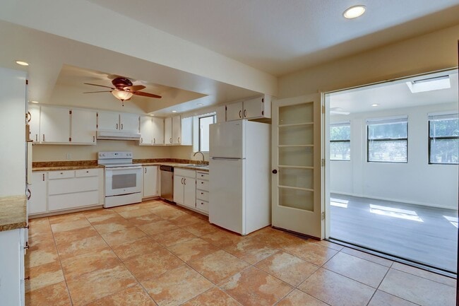 Building Photo - Home in Antelope Hills!
