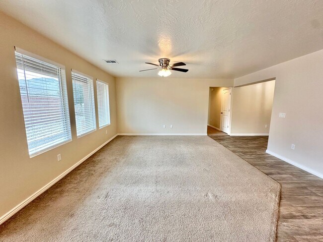 Building Photo - Desert Canyon Home!