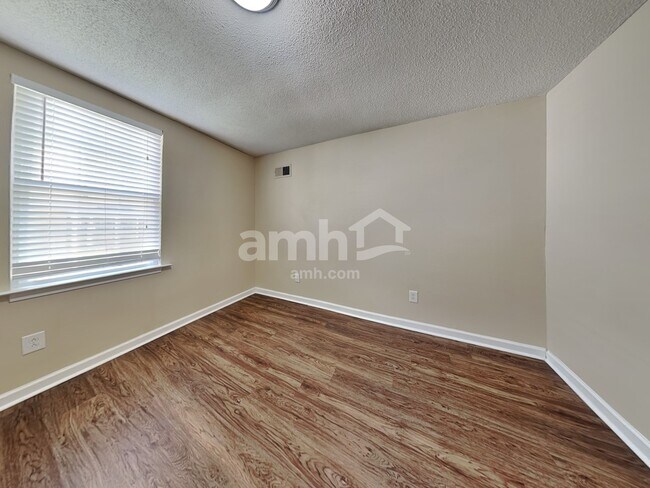 Building Photo - 4038 River Falls Dr