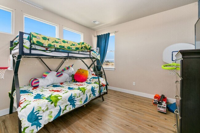 Building Photo - 4 Bedroom, 4 bathroom, Plus office and Loft!