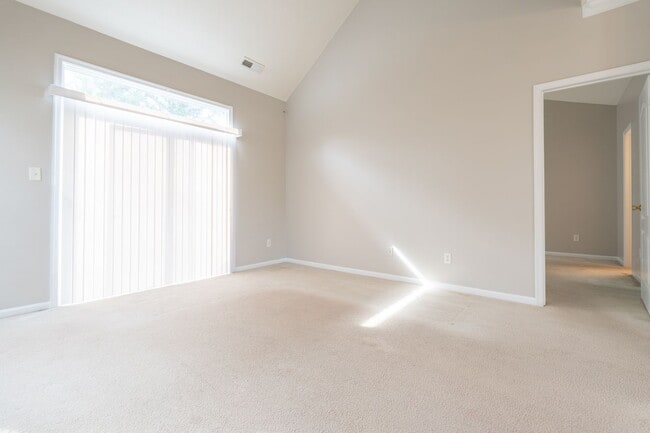 Building Photo - MOVE IN READY Townhome in the Heart of Suffolk!
