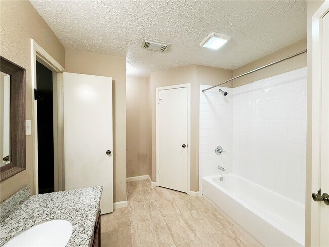Building Photo - 4923 Kentwalk Dr