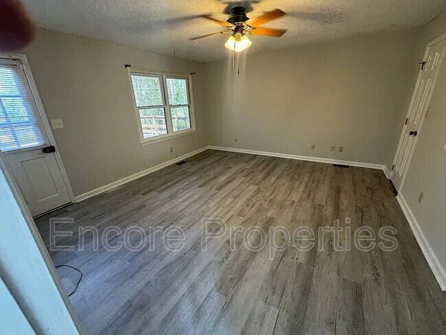 Building Photo - 2102 Oakcrest Ct
