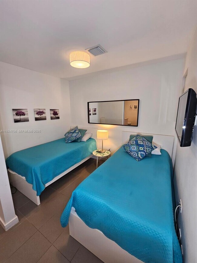 Building Photo - 1600 NE 1st Ave