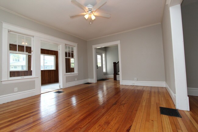 Building Photo - 110 Valley Ave NW