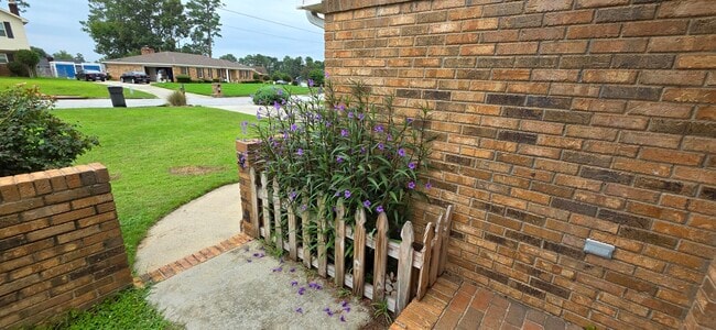 Building Photo - 4011 Pinnacle Way