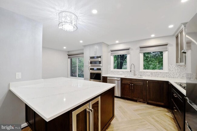Building Photo - 6929 Mclean Park Manor Ct
