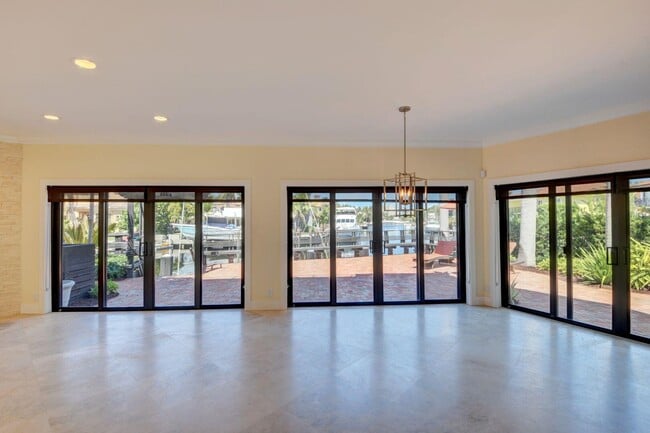 Building Photo - 1121 Bel Air Dr
