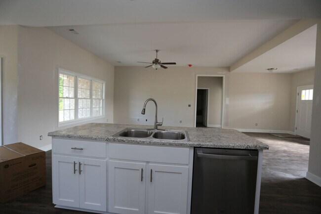 Building Photo - 3 Bedroom Brick House in SEB School District Available NOW