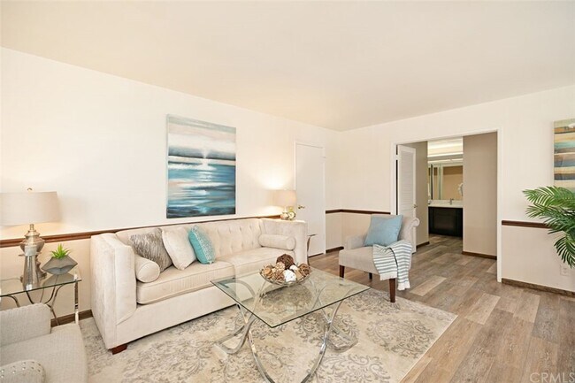 Building Photo - 323 Streamwood-