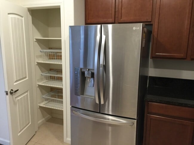 Building Photo - Lake View Resort Style Condo - Garage & Po...