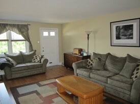family room 1 - 559 Martin St