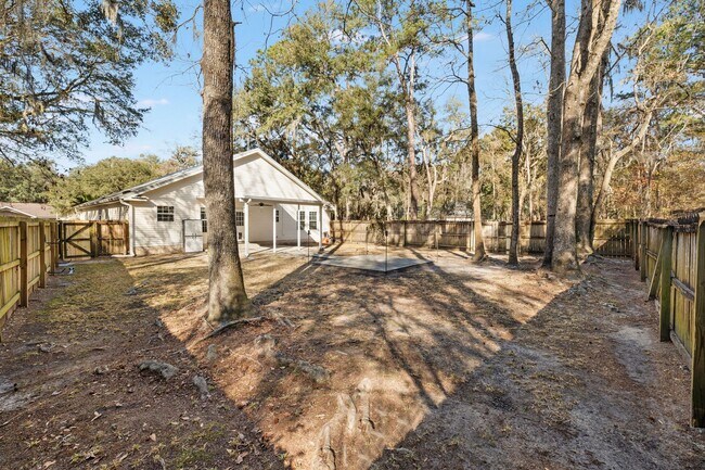 Building Photo - No HOA! Large Lot!