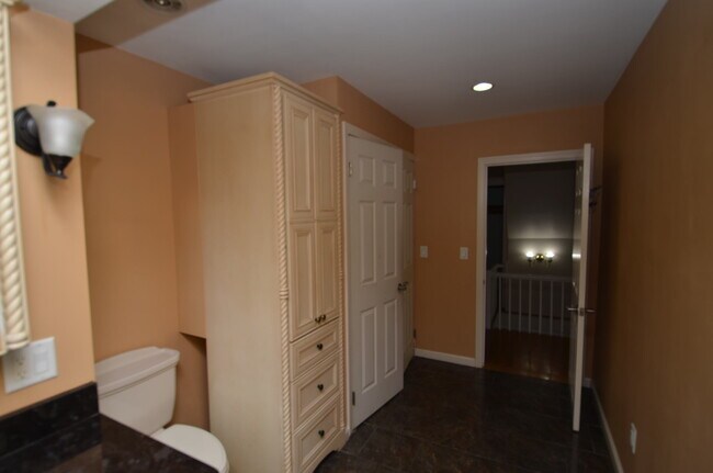 Building Photo - 146 Melrose St