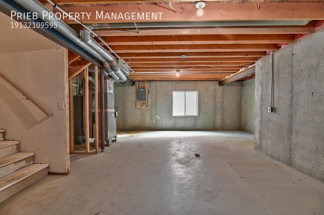 Building Photo - 2132 W Forest Dr