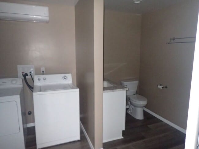 Building Photo - Newly renovated beautiful 1bd/1ba house/commercial space