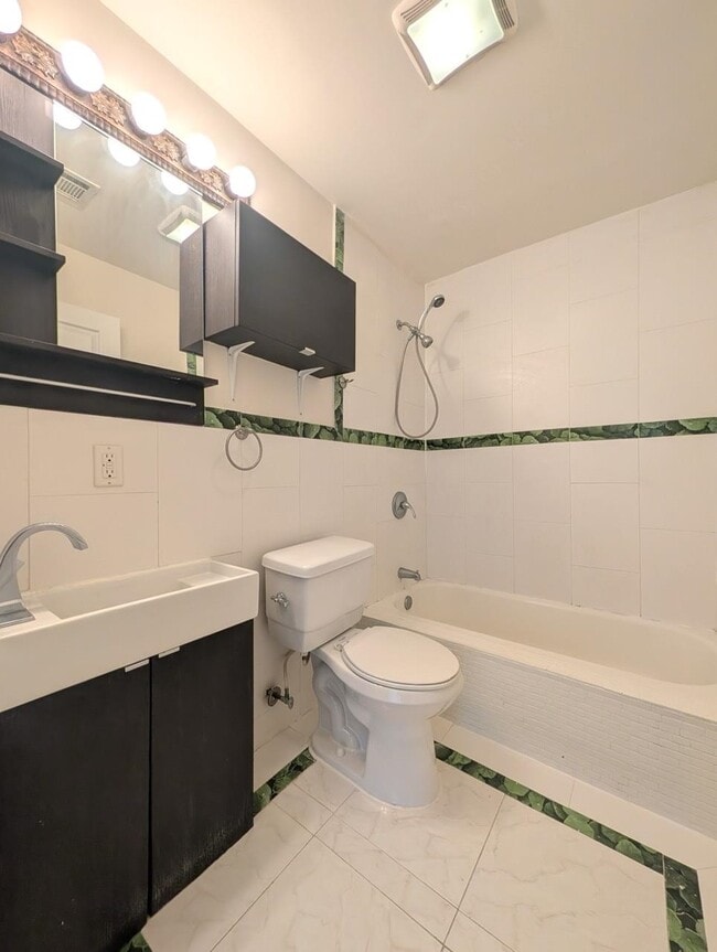 Building Photo - 246 Whiton St