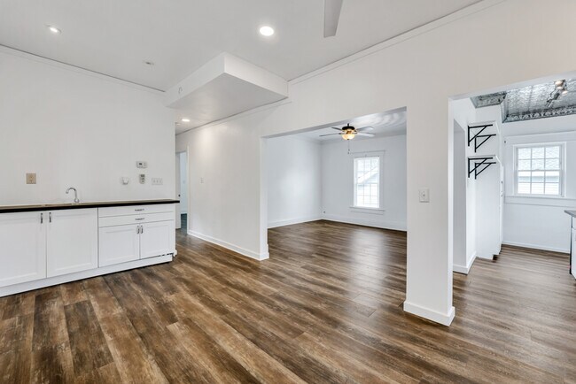 Building Photo - 220 E Randall Ave