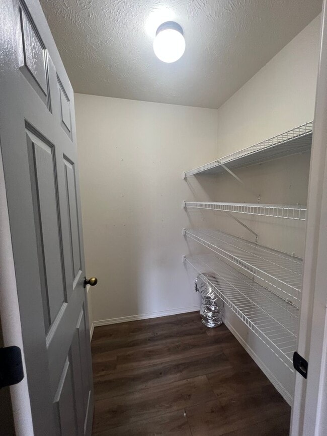 Building Photo - 5Br Basement Home