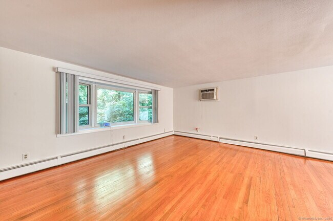 Building Photo - 16 Westgate Ln