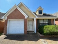 Building Photo - Renovated 3 Bedroom 2 Bathroom with 1 Car ...