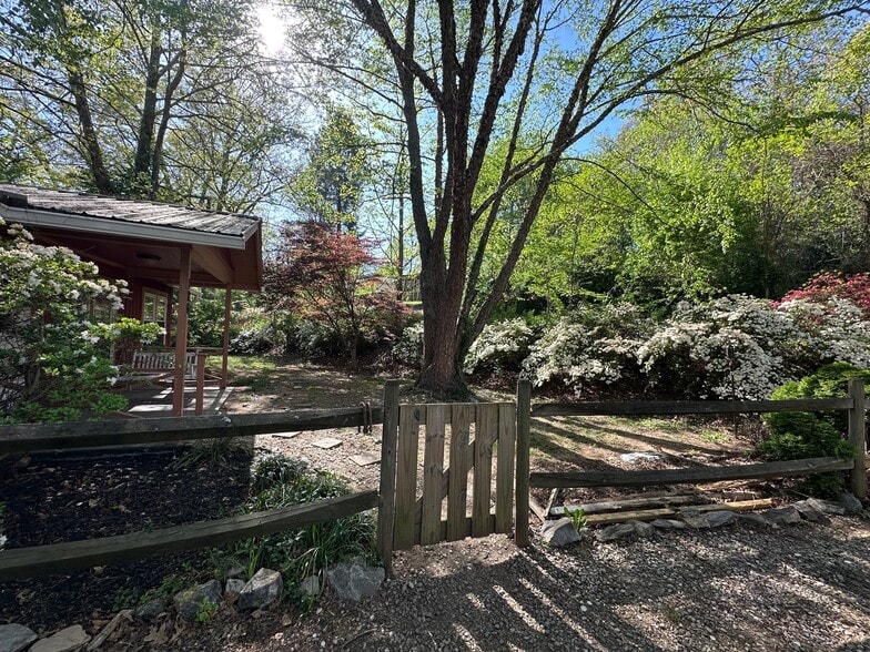 Building Photo - 186 Pisgah View Rd