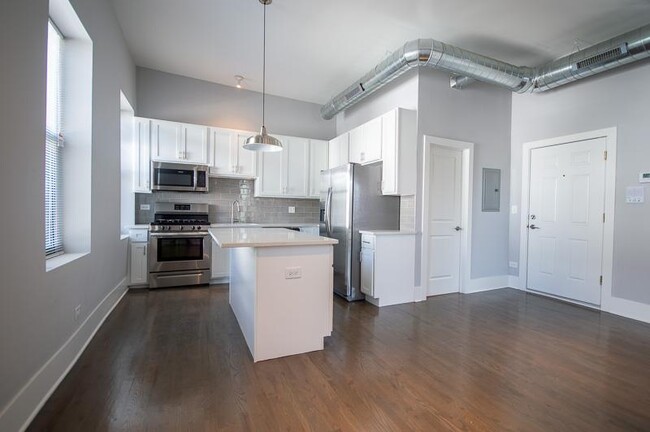 Building Photo - 3 bedroom in Chicago IL 60608