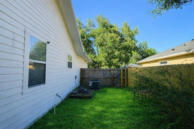 Building Photo - 14271 NW 10th Rd