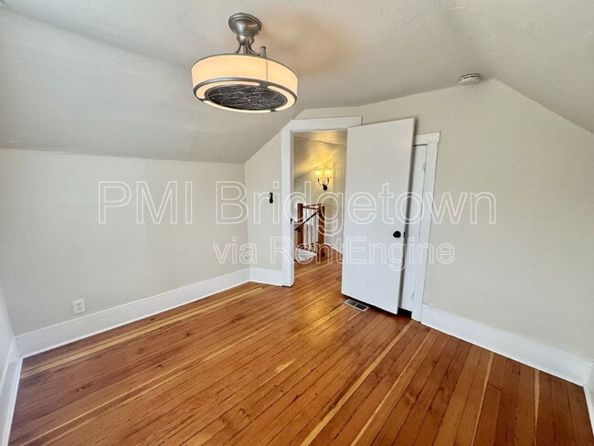 Building Photo - 834 NE Shaver St