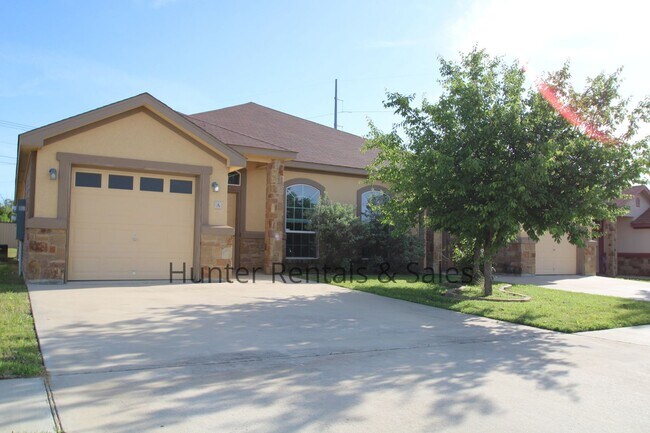 Building Photo - Spacious Duplex